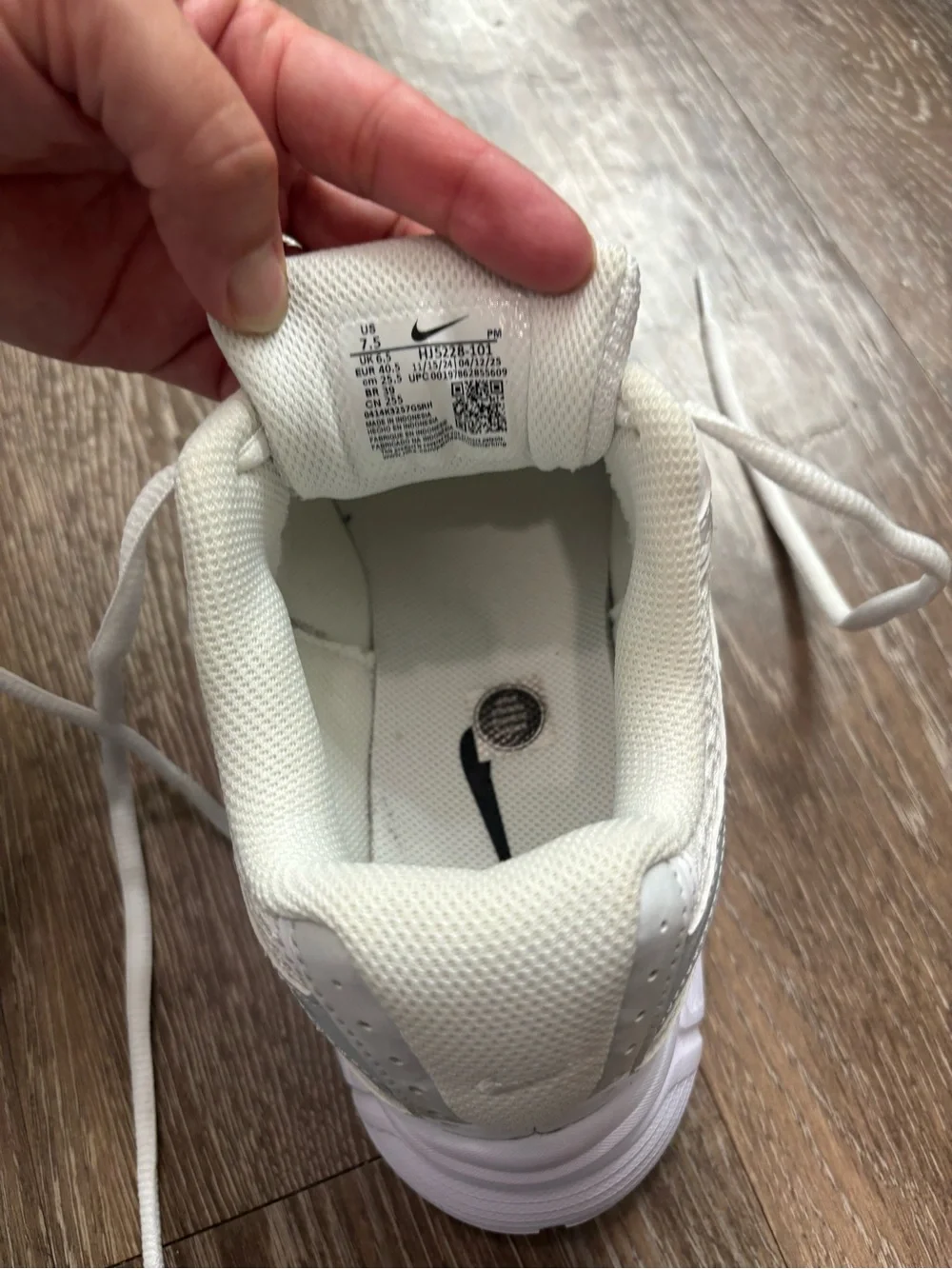 Nike V5 RNR men’s size 7.5 running shoes White/Metallic Silver.